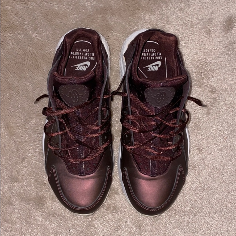 NIKE HUARACHES